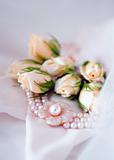 beautiful bridal pearl necklace with wedding rose flowers