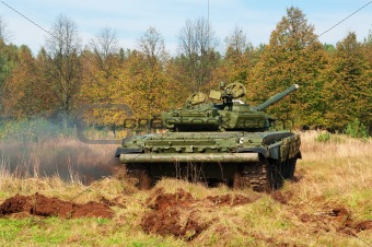 The tank t-72 in movement