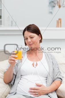 Pregnant woman drinking oranje juice