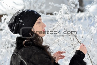 portrait of a pretty young brunette woman outdoor on a frozzen w