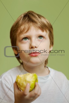 The Boy eat a green apple.