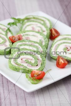 Spinach roll with cheese and ham