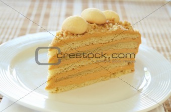 Caramel medovik cake