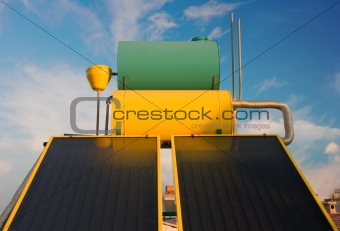 Hot water solar heating system on rooftop