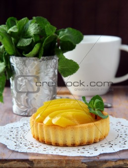 mini cake with cream and peach in the basket