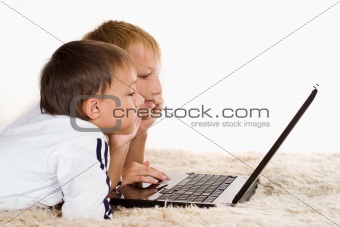 two brothers wiht laptop