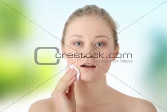 Woman remove her make-up