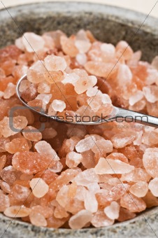 Course pink Himalayan salt in a bowl with spoon