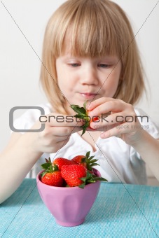 LIttle girl eating strawberries