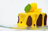 Small cakes with vanilla sauce and mango
