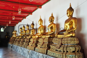 Golden sitting Buddha statues in Wat Pho