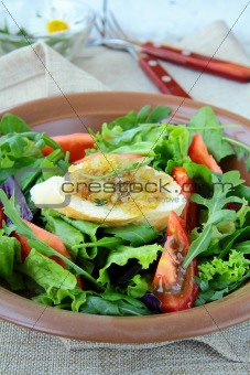 green mix salad with tomatoes and croutons and onions