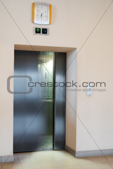Elevator door blur movement
