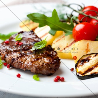 Grilled steak flavoured with pink peppercorns and basil