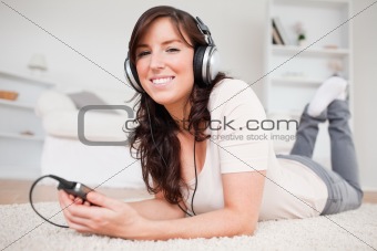 Beautiful brunette woman listening to music with her mp3 player 