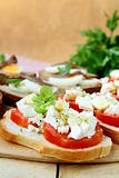 snacks sandwiches with tomatoes and goat cheese