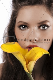 zoom on a girls face with a yellow calla