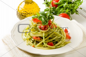Pasta with arugula pesto and cherry tomatoes