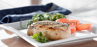 Pork loin filet with carrots and broccoli with hollandaise sauce