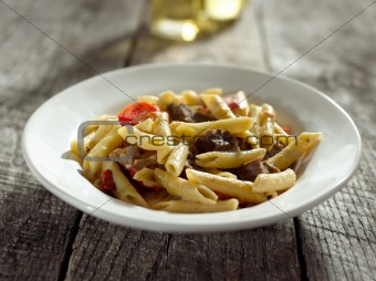 gorgonzola cheese in pasta with beef and red bell peppers