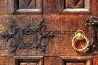 Vintage wooden door with golden doorhandle.