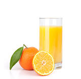 Orange juice and slices of orange