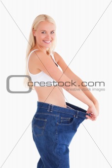 Woman wearing jeans in too big  a size