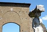 Porta Romana e statua a Firenze