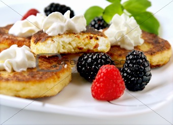 Curd pancakes with berries .