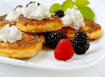 Curd pancakes with berries .
