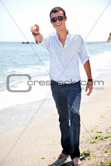 Man pointing forward beach