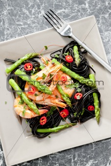 sepia spaghetti with prawns, asparagus 