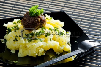 minced meat balls with mashed potatoes