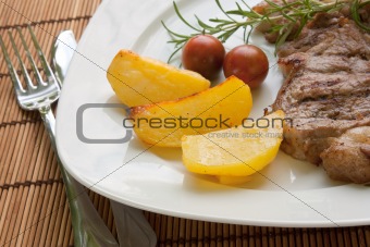 Steak with potatoes and cherry tomatoes