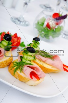 Sandwiches served in the plate