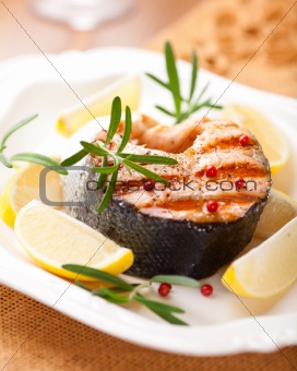 Grilled salmon steak with lemons