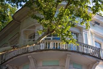 balcony monsarda