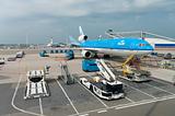 Loading a KLM plane