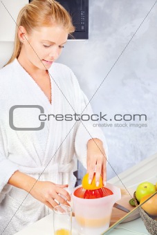 woman making morning juice in kitchen