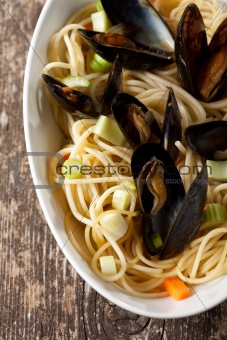 cooked mussels and spaghetti with wine sauce 
