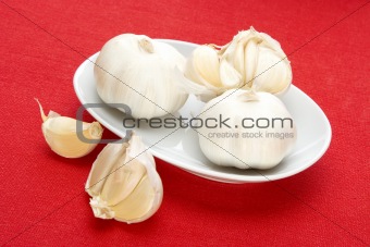 garlin in white bowl