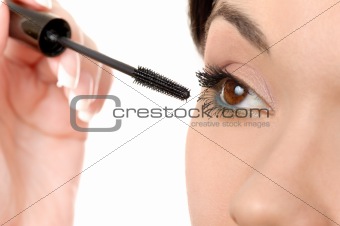 applying mascara using lash brush