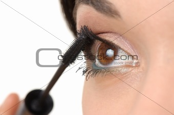 applying mascara using lash brush