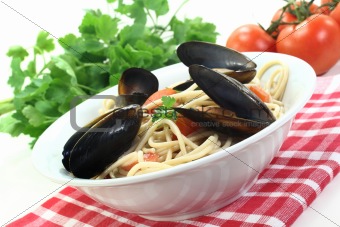 Spaghetti with mussels and fresh parsley