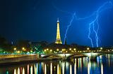 Powerful thuderbolt behind the Eiffel tower