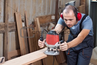 Worker with a router, horizontal