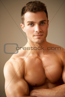 Close up of sporty man with muscular arms crossed
