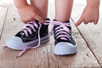 Child successfully ties shoes