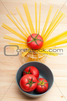 fresh tomato and spaghetti pasta