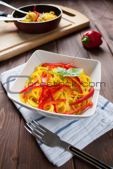 Spaghetti con zafferano e peperone - Spaghetti with saffron and 
